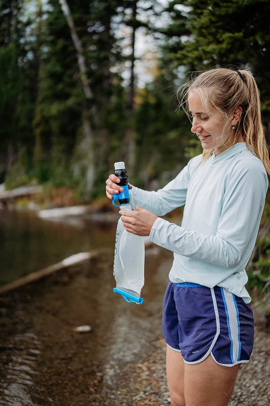 Hiker attaching the Sawyer Squeeze filter to the CNOC 2 liter bladder