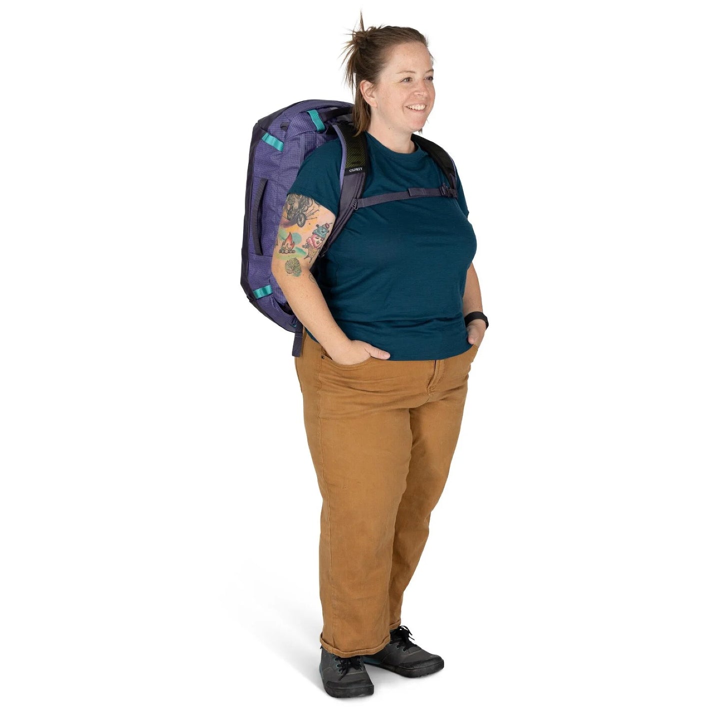 Woman wearing Osprey Transporter Duffel 40 Euphoria Purple as backpack with harness straps